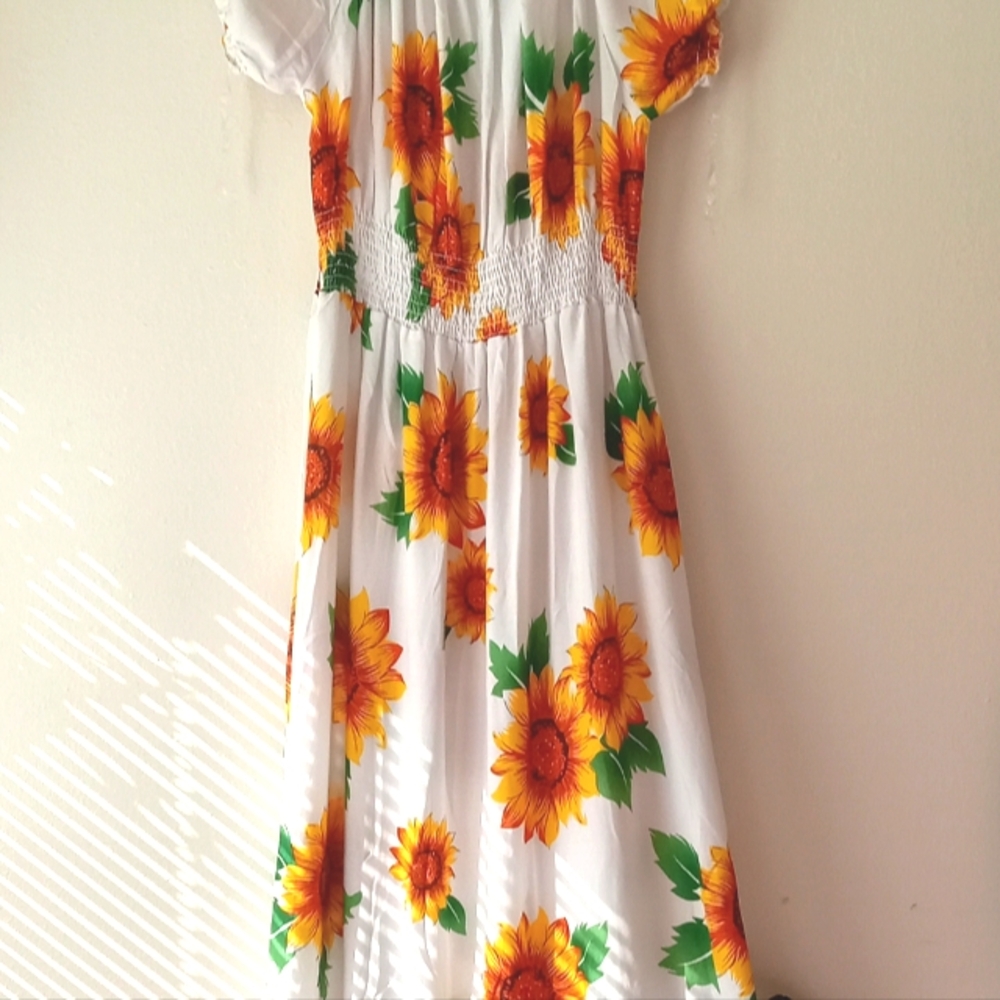 Beautiful Maxi Dress with Sunflower Print 2X Brand new with tags. - Picture 2 of 5
